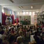 Przedstawienie Trzy Świnki w bibliotece, widownia i aktorzy