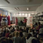 Przedstawienie Trzy Świnki w bibliotece, widownia i aktorzy