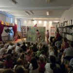 Przedstawienie Trzy Świnki w bibliotece, widownia i aktorzy
