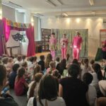 Przedstawienie Trzy Świnki w bibliotece, widownia i aktorzy
