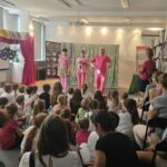 Przedstawienie Trzy Świnki w bibliotece, widownia i aktorzy