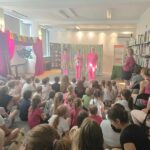 Przedstawienie Trzy Świnki w bibliotece, widownia i aktorzy