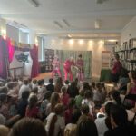 Przedstawienie Trzy Świnki w bibliotece, widownia i aktorzy