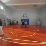 sala gimnastyczna z chodzącymi po niej dziećmi