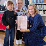 dzieci wręczyły bibliotekarce podziękowanie