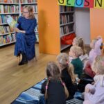 bibliotekarka czyta dzieciom