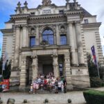 ludzie stojący przed budynkiem Teatru Lalek we Wrocławiu