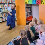 bibliotekarka czyta dzieciom książkę