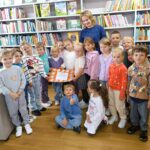 zdjęcie grupowe dzieci z bibliotekarką