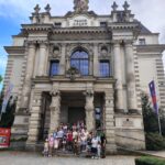 ludzie stojący przed budynkiem Teatru Lalek we Wrocławiu