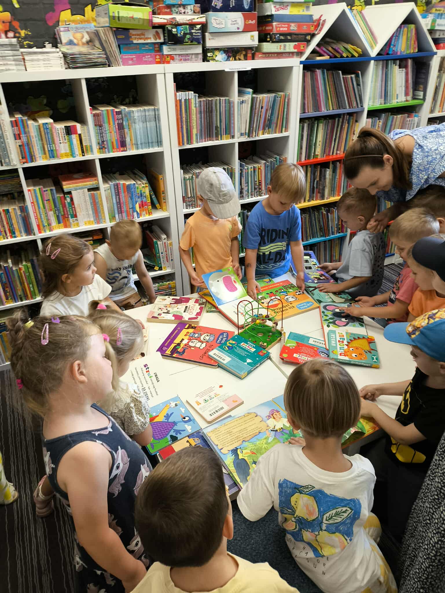 Przedszkolaki w bibliotece. Przedszkolaki w bibliotece.