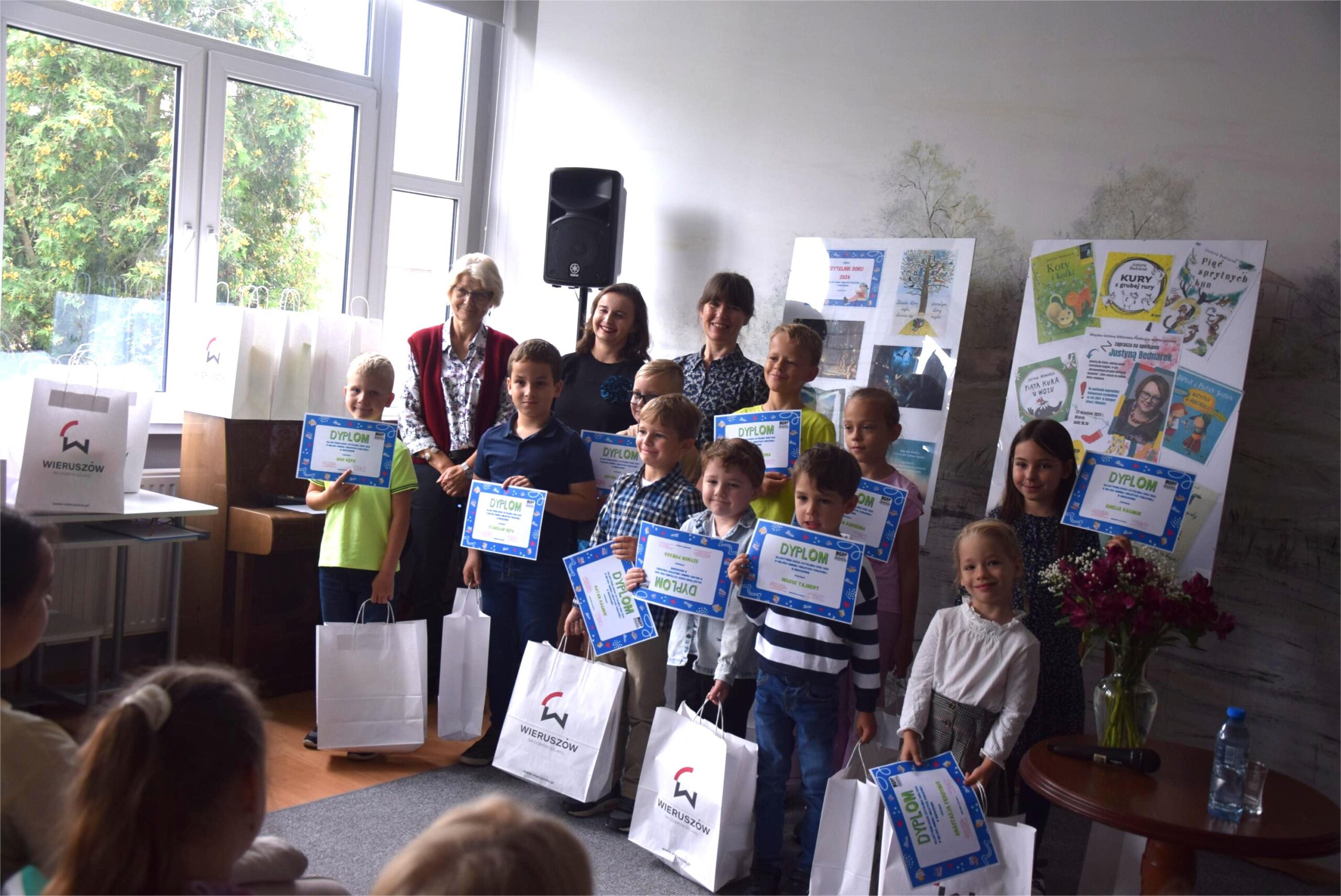 Nagrodzeni Czytelnicy Roku 2024 i spotkanie z pisarką Justyną Bednarek Nagrodzeni Czytelnicy Roku 2024 i spotkanie z pisarką Justyną Bednarek