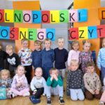 dzieci i bibliotekarka na tle książek