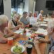 Grupa Seniorów na zajęciach artystycznych