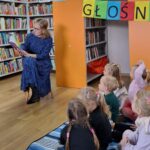 bibliotekarka czyta książkę dzieciom
