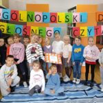 grupowe zdjęcie dzieci i bibliotekarki