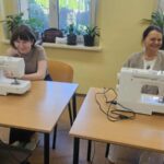 warsztaty szycia, dwie uczestniczki przy maszynach