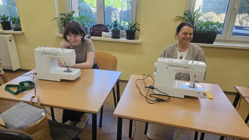 warsztaty szycia, dwie uczestniczki przy maszynach