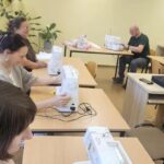 warsztaty szycia, uczestnicy przy maszynach
