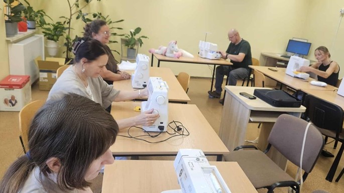 warsztaty szycia, uczestnicy przy maszynach