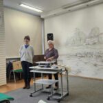 wykład, dwie kobiety stoją przed grupą