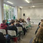 wykład, prowadząca i słuchacze z dalszej odległości