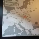 KL Auschwitz mapa na ścianie