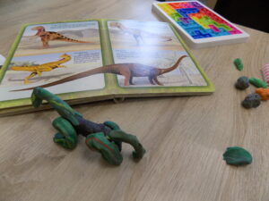 Wylepianie dinozaurów.