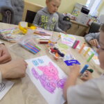 Dzieci kolorują obrazki.