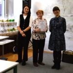 trzy kobiety widoczne całe sylwetki