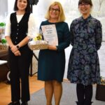 trzy kobiety widoczne całe sylwetki