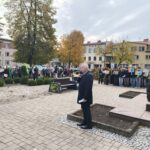 starosta przemawia, w tle stoją dzieci