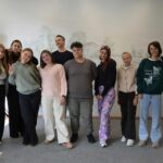 grupa młodzieży pozuje do wspólnego zdjęcia