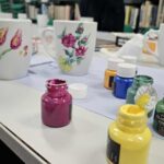 stół z materiałami na warsztaty (kubki i farby)