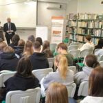 uczestnicy zajęć słuchają wykładu