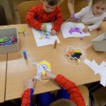 stół, dzieci malują obrazki