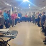 grupa seniorów na zajęciach