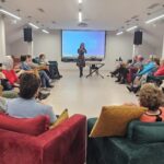 grupa Seniorów z prowadzacą