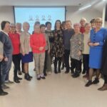 wspólne zdjęcie Seniorów i prowadzącej