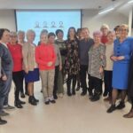 Wspólne zdjęcie Seniorów i prowadzącej