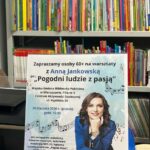 plakat spotkania na tle półek z ksiażkami