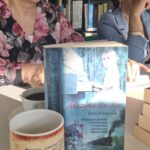 okładka książki a w tle dwie kobiety