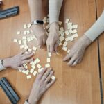 dłonie i pionki gry