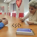 Seniorzy grają w magnesy