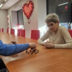 Seniorzy grają w magnesy