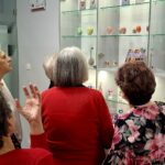 kobiety oglądają wystawę pisanek w gablocie