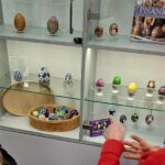 wystawa pisanek w gablocie bibliotecznej