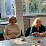 cztery kobiety siedzą przy stole