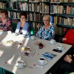 grupa kobiet siedzi przy stole