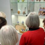 kobiety oglądają wystawę pisanek w gablocie